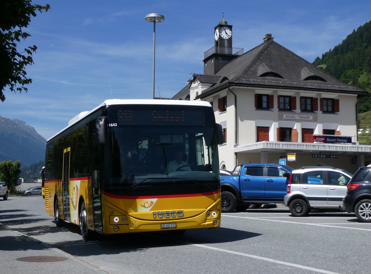 (276'889) - PostAuto Graub�nden - GR 102'311/PID 11'642 - Iveco am 18. Juni 2025 beim Bahnhof Scuol-Tarasp