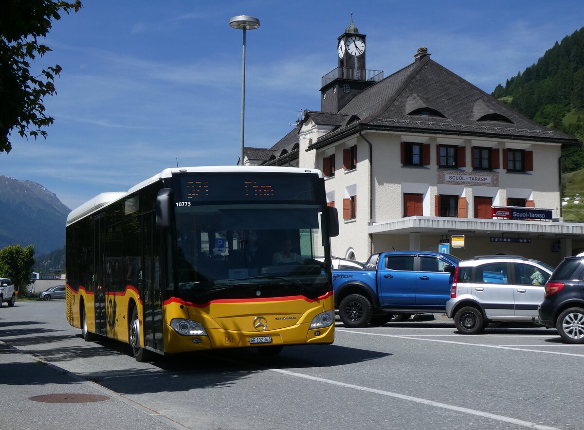 (276'890) - PostAuto Graub�nden - GR 102'343/PID 10'773 - Mercedes am 18. Juni 2025 beim Bahnhof Scuol-Tarasp