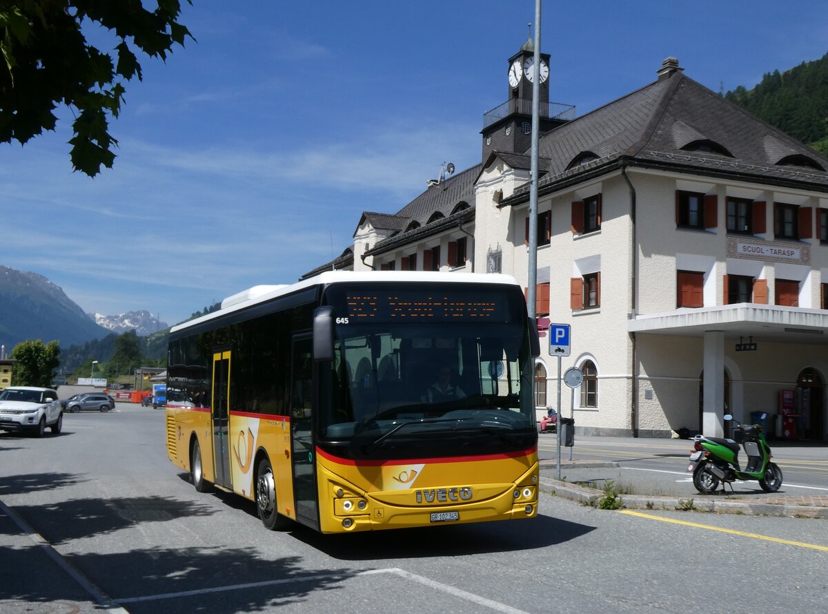 (276'891) - PostAuto Graub�nden - GR 102'345/PID 11'645 - Iveco am 18. Juni 2025 beim Bahnhof Scuol-Tarasp