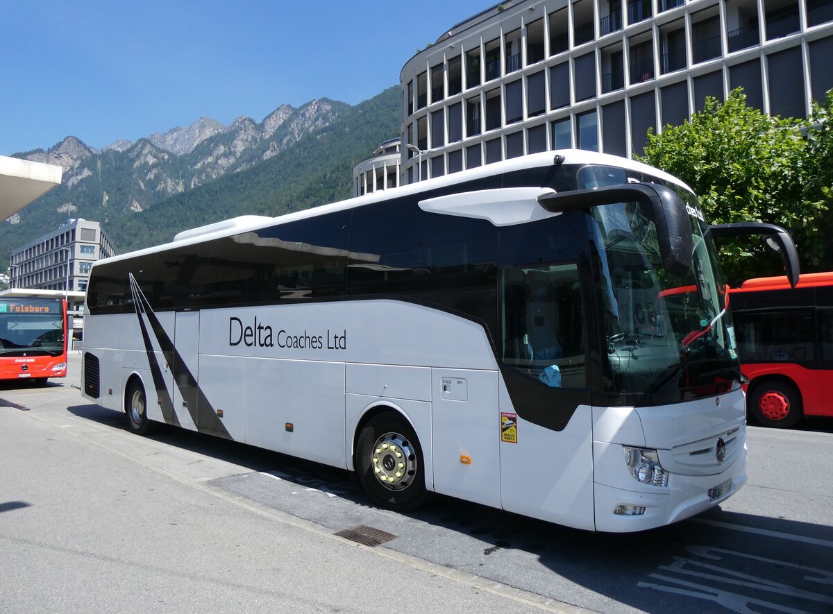 (276'933) - Aus England: Delta Coaches, Billingham - BU18 YSJ - Mercedes am 18. Juni 2025 beim Bahnhof Chur