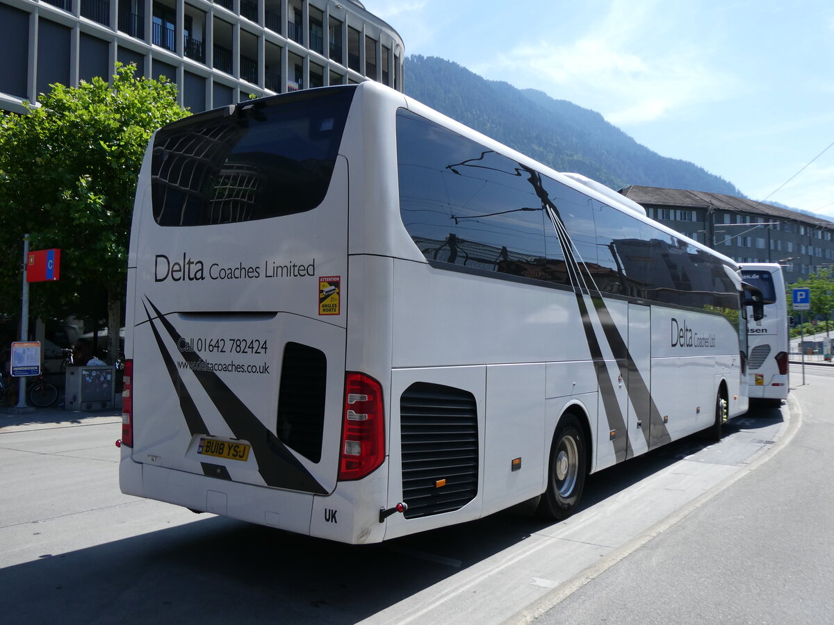 (276'934) - Aus England: Delta Coaches, Billingham - BU18 YSJ - Mercedes am 18. Juni 2025 beim Bahnhof Chur