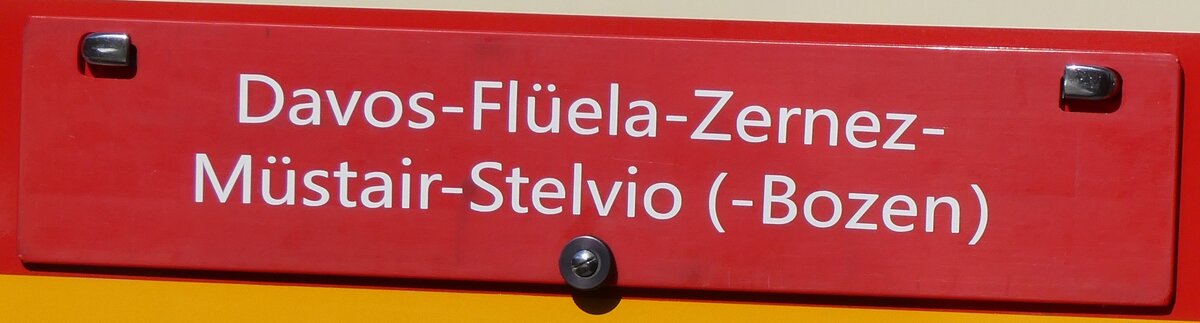 (276'990) - Routentafel - Davis-Fl�ela-Zernez-M�stair-Stelvio-(Bozen) - am 19. Juni 2025 beim Bahnhof Davos-Platz