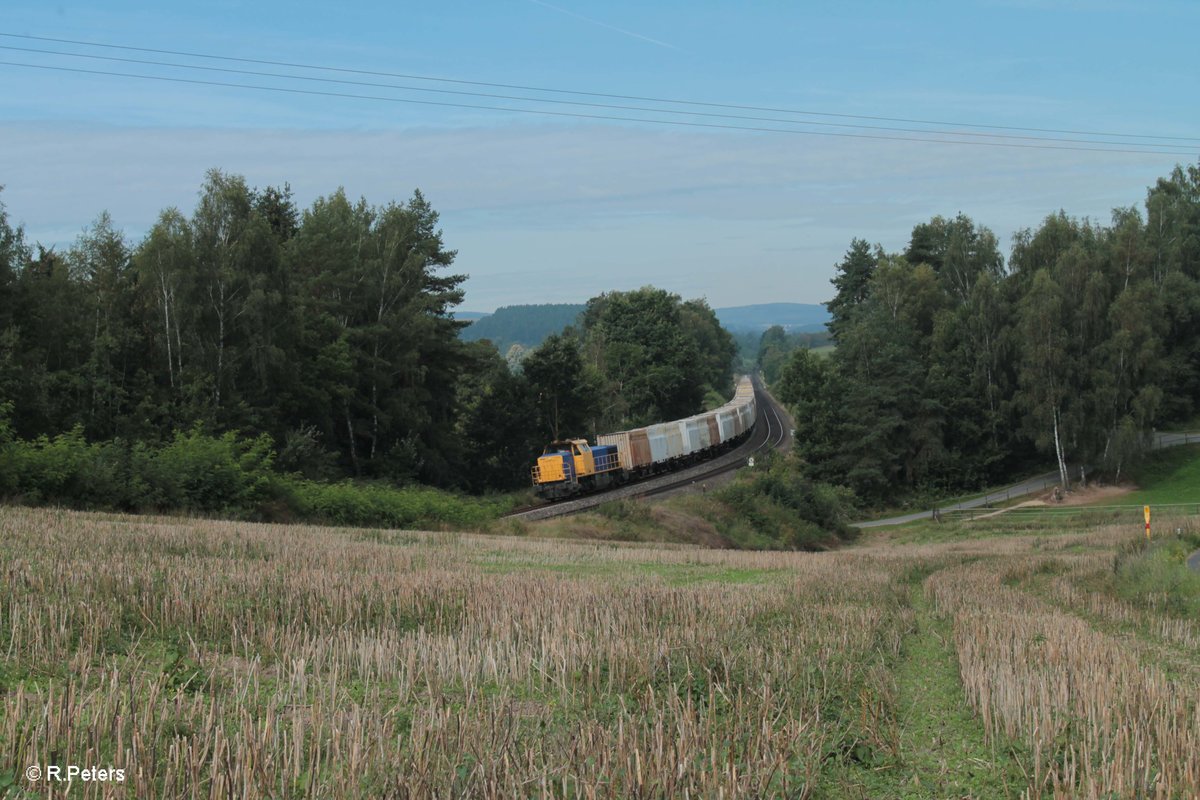 277 002 zieht zwischen Reuth bei Erbendorf und Windischeschenbach einen Hackschnitzelzug nach Regensburg Ost wo er dann via E-Lok weiter geht in Richtung Österreich. 20.08.16