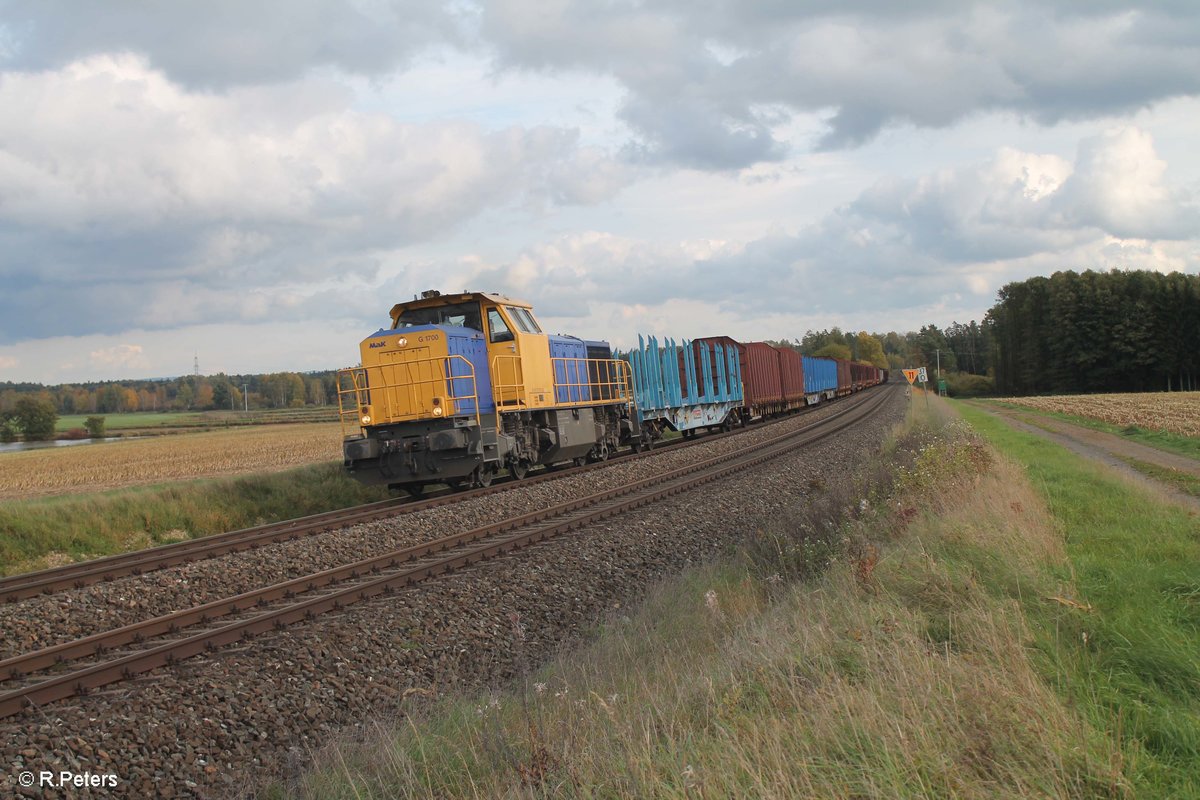 277 003-0 zieht bei Oberteich den leeren Holzzug Wiesau - Cheb. 12.10.17