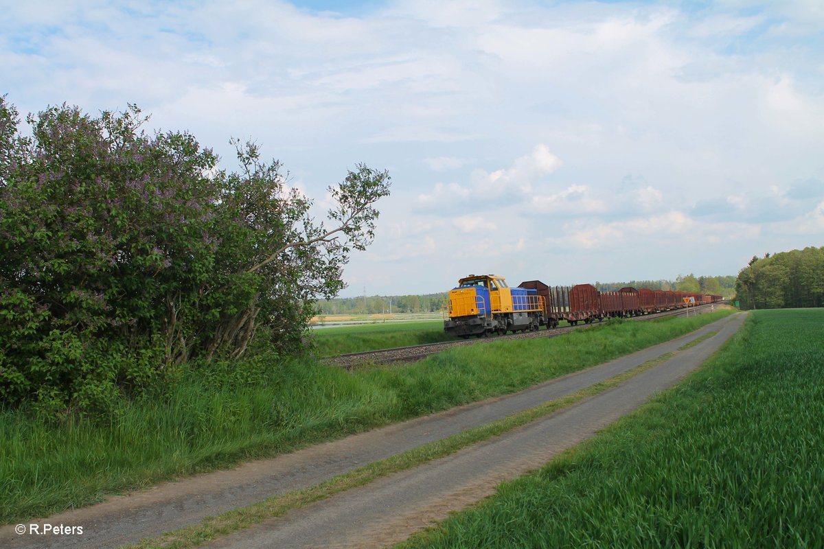 277 003-0 zieht ein leeren Holztransportzug von Wiesau nach Cheb. 13.05.16