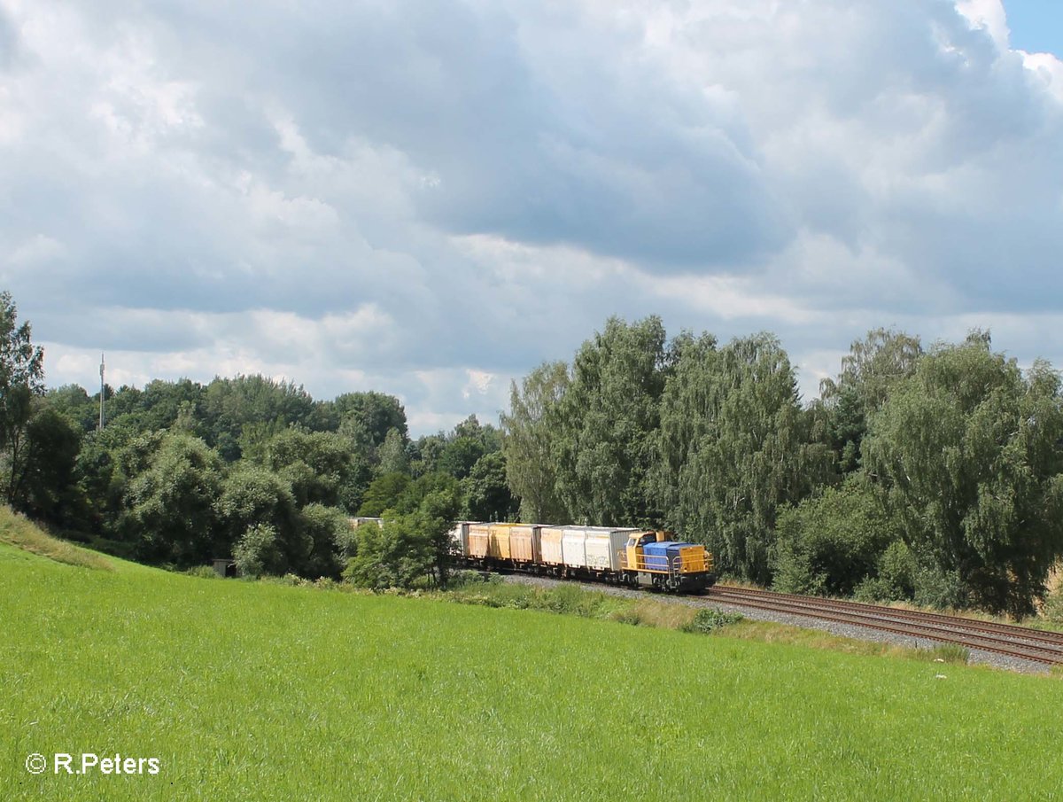 277 003-0 zieht mit einem Hackschnitzelzug bei Letten vorbei. 30.07.16