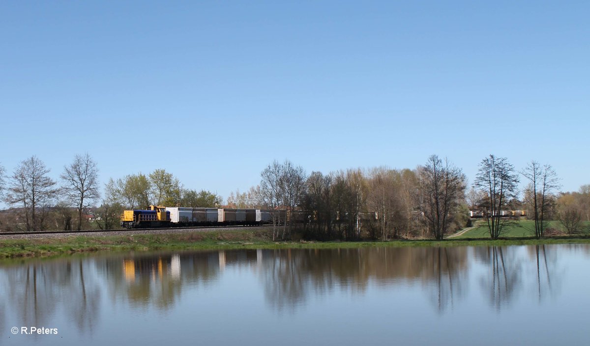 277 003-0 zieht südlich von Wiesau den Hackschnitzelzug Wiesau - Regensburg. 20.04.16