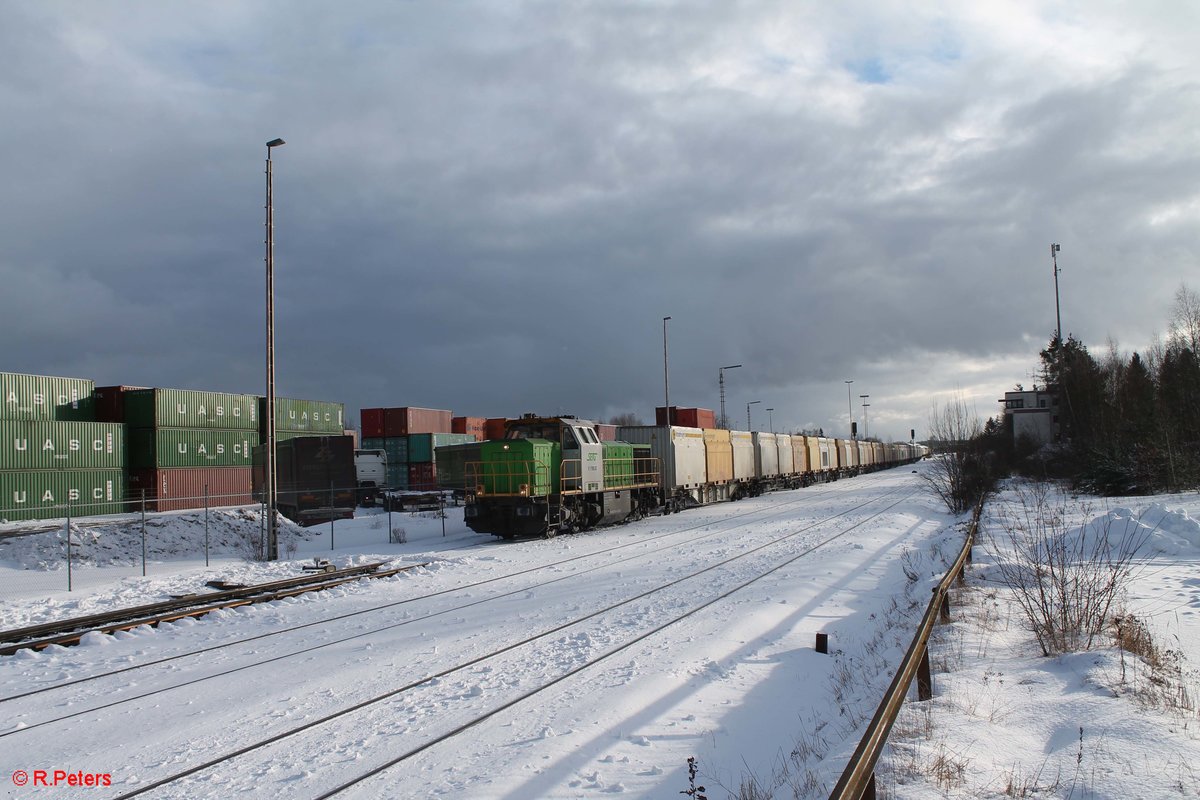 277 004-8 alias V1700.03 rangiert in Wiesau mit dem Hackschnitzelzug. 14.01.17