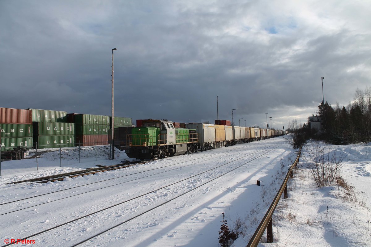 277 004-8 alias V1700.03 rangiert in Wiesau mit dem Hackschnitzelzug. 14.01.17