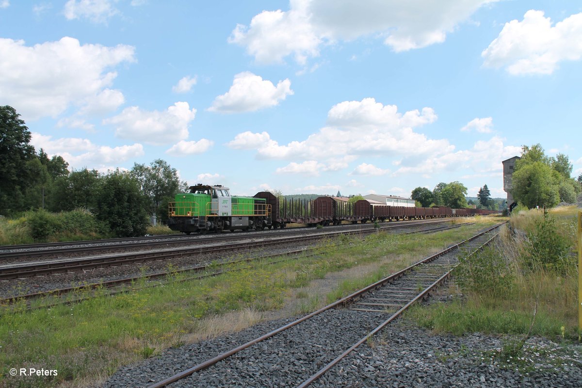 277 004 alias V1700.03 durchfährt mit einem Leeren Holzzug nach XTCH den Bahnhof Pechbrunn. 19.07.16