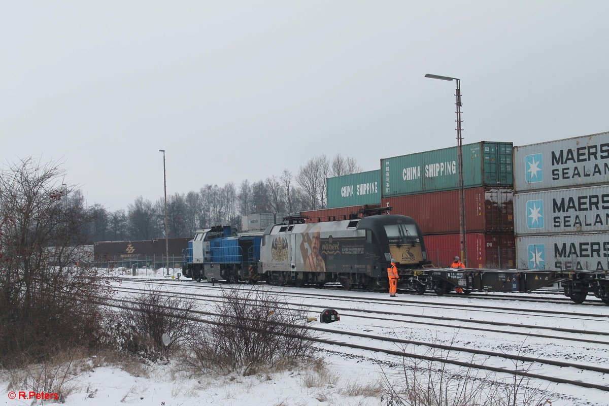 277 005 und 182 523 rangieren in Wiesau mit einem Containerzug. 11.01.17