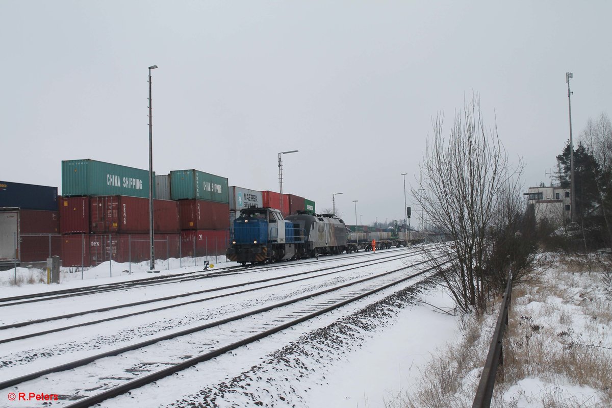 277 005 und 182 523 rangieren in Wiesau mit einem Containerzug. 11.01.17