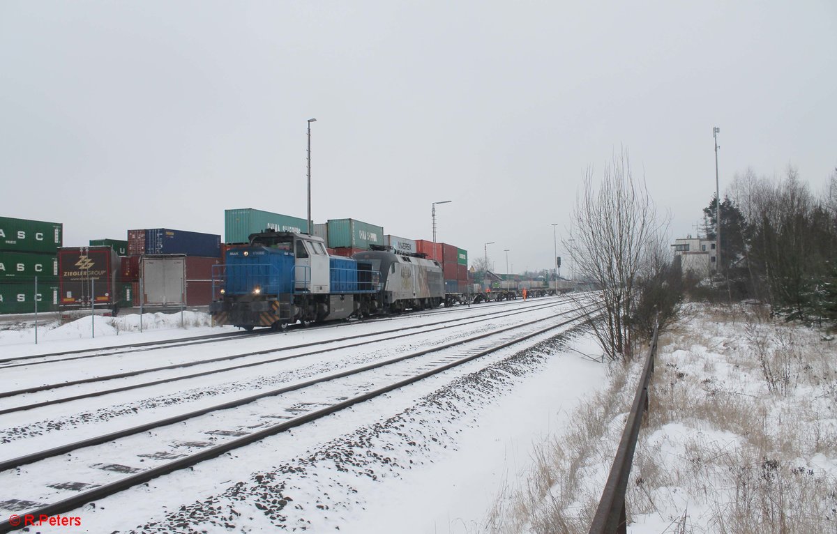 277 005 und 182 523 rangieren in Wiesau mit einem Containerzug. 11.01.17