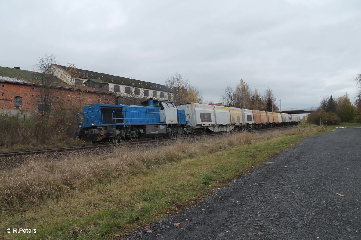 277 005 verlässt Wiesau mit einem Hackschnitzelzug nach Regensburg.12.11.16