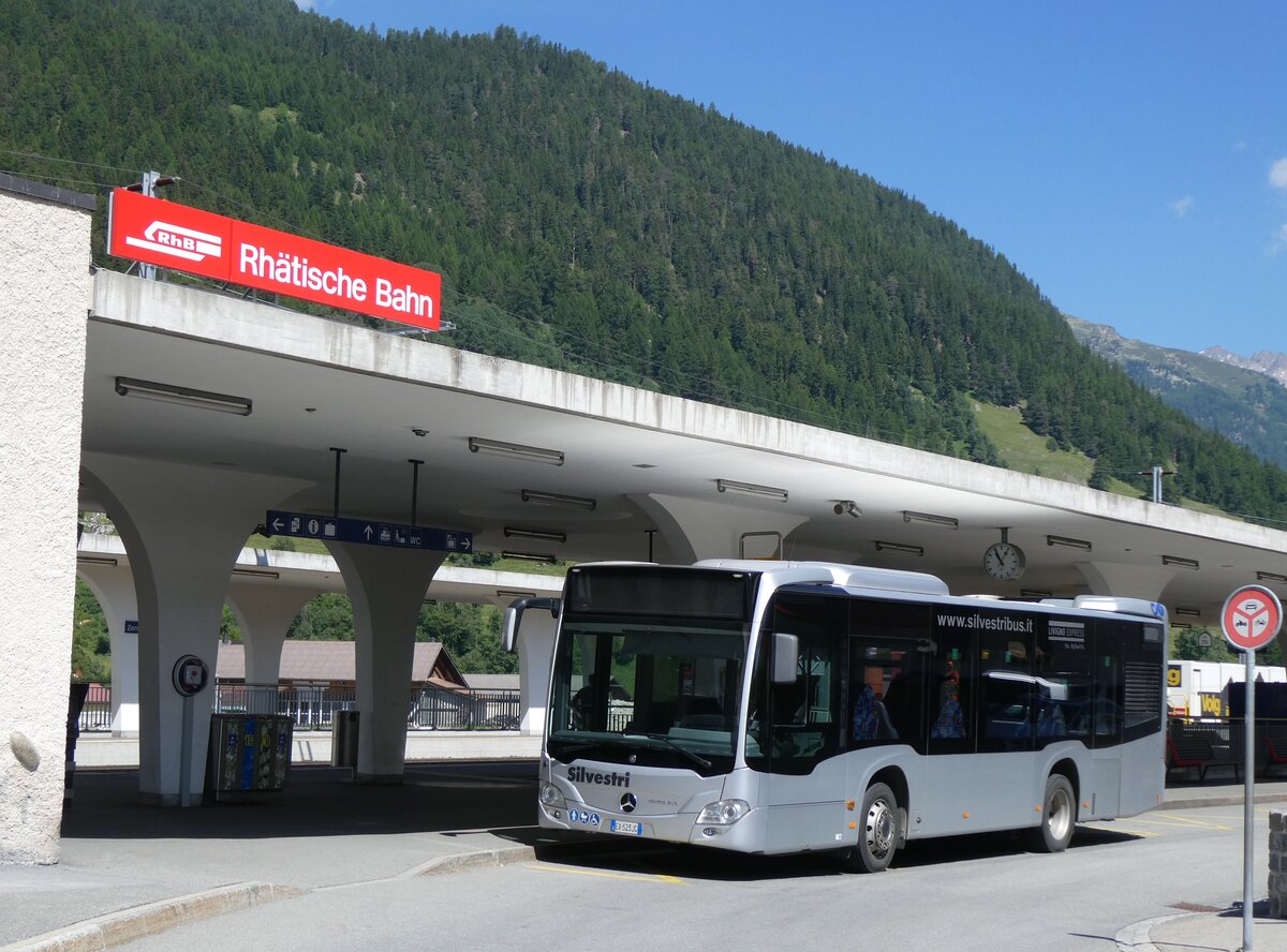 (277'005) - Aus Italien: Silvestri, Livigno - EX-523 JG - Mercedes am 19. Juni 2025 beim Bahnhof Zernez