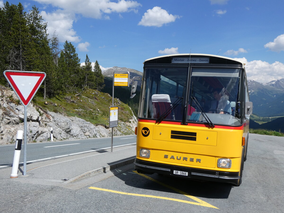 (277'055) - Gaudenz, Andeer - GR 1866 - Saurer/R&J (ex Mark, Andeer PID 2824; ex PostAuto Graub�nden; ex P 24'350) am 19. Juni auf dem Ofenpass, S�som Giv�