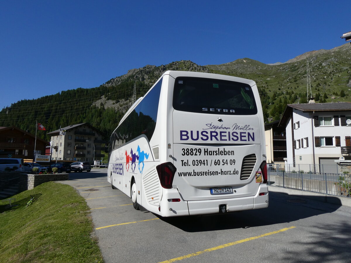 (277'061) - Aus Deutschland: M�ller, Harsleben - HZ-M 141 - Setra am 19. Juni 2025 in Bivio, Restaurant Grischuna
