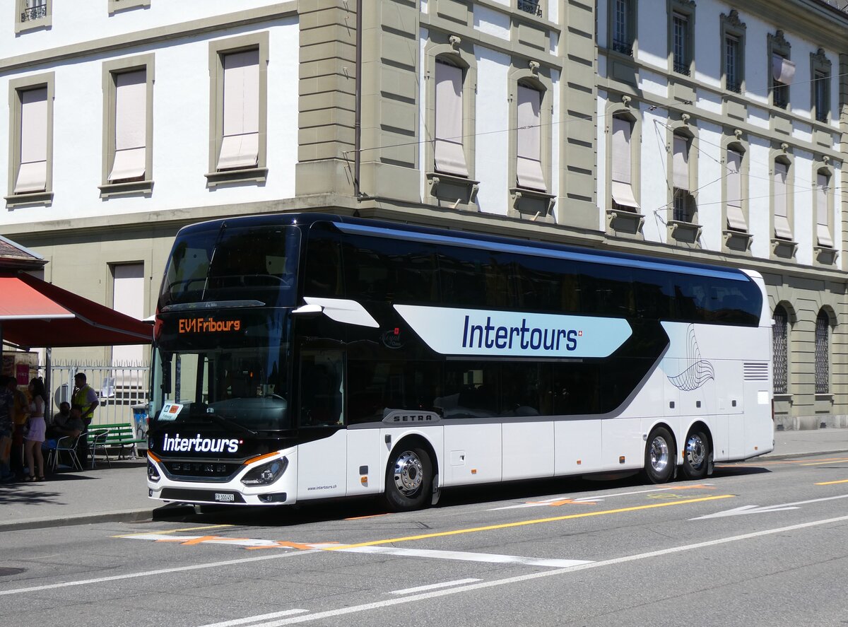 (277'329) - Intertours, Domdidier - FR 300'451 - Setra am 28. Juni 2025 beim Bahnhof Bern