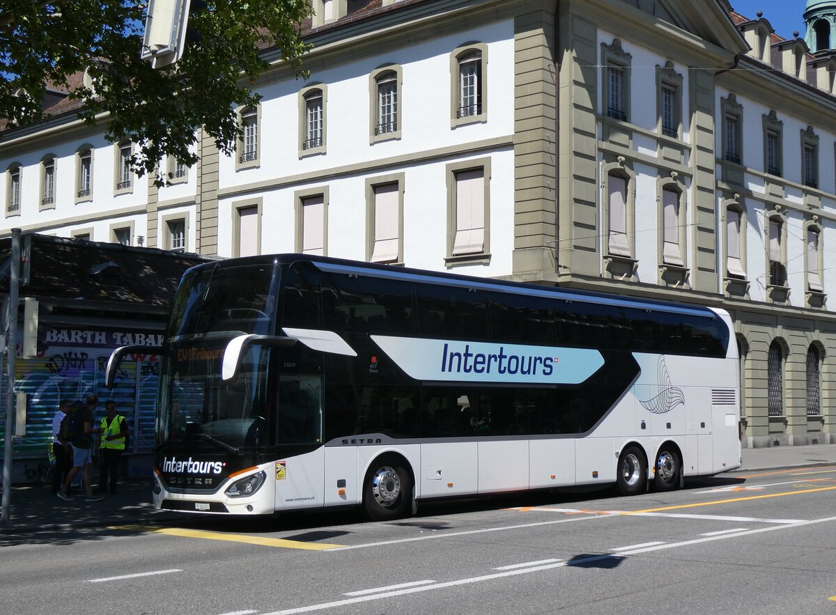 (277'338) - Intertours, Domdidier - FR 300'651 - Setra am 28. Juni 2025 beim Bahnhof Bern