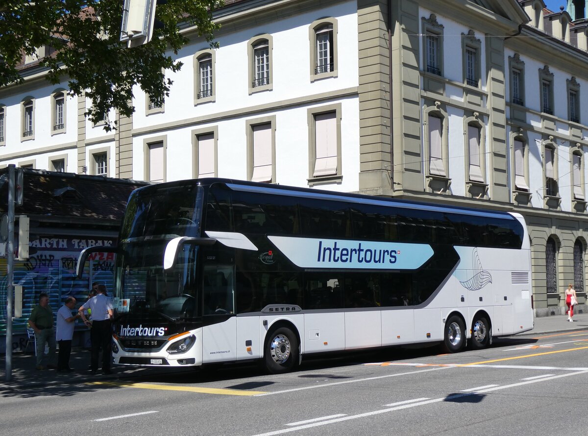 (277'339) - Intertours, Domdidier - FR 300'654 - Setra am 28. Juni 2025 beim Bahnhof Bern