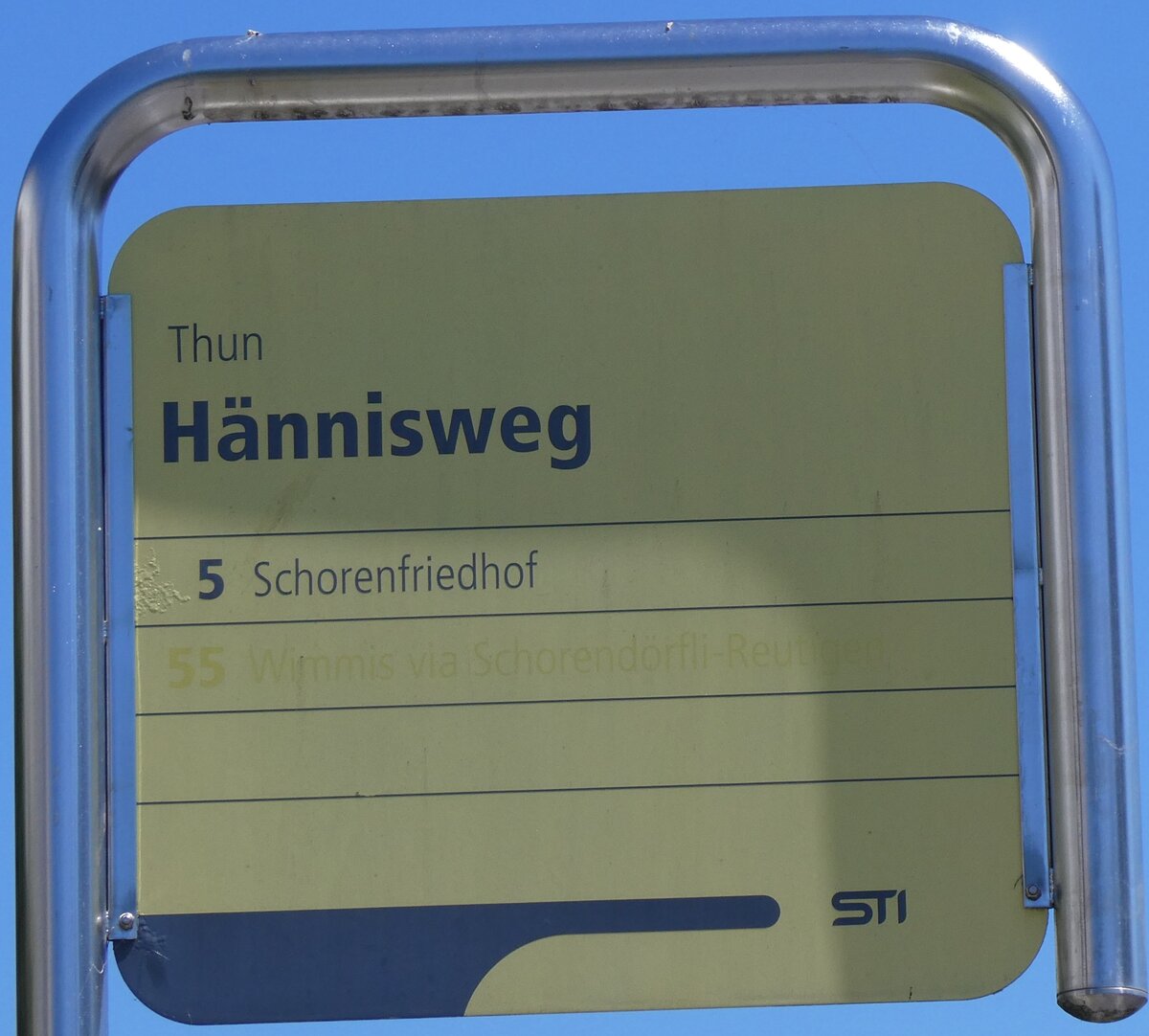 (277'348) - STI-Haltestellenschild - Thun, H�nnisweg - am 29. Juni 2025