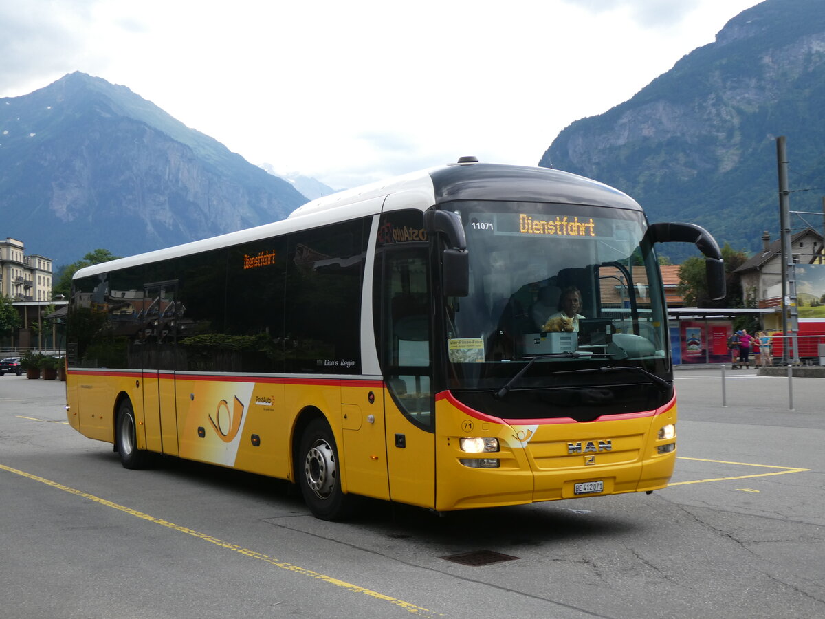 (277'476) - PostAuto Bern - Nr. 71/BE 412'071/PID 11'071 - MAN (ex PostAuto Zentralschweiz Nr. 20; ex Dillier, Sarnen Nr. 20) am 1. Juli 2025 in Meiringen, Postautostation