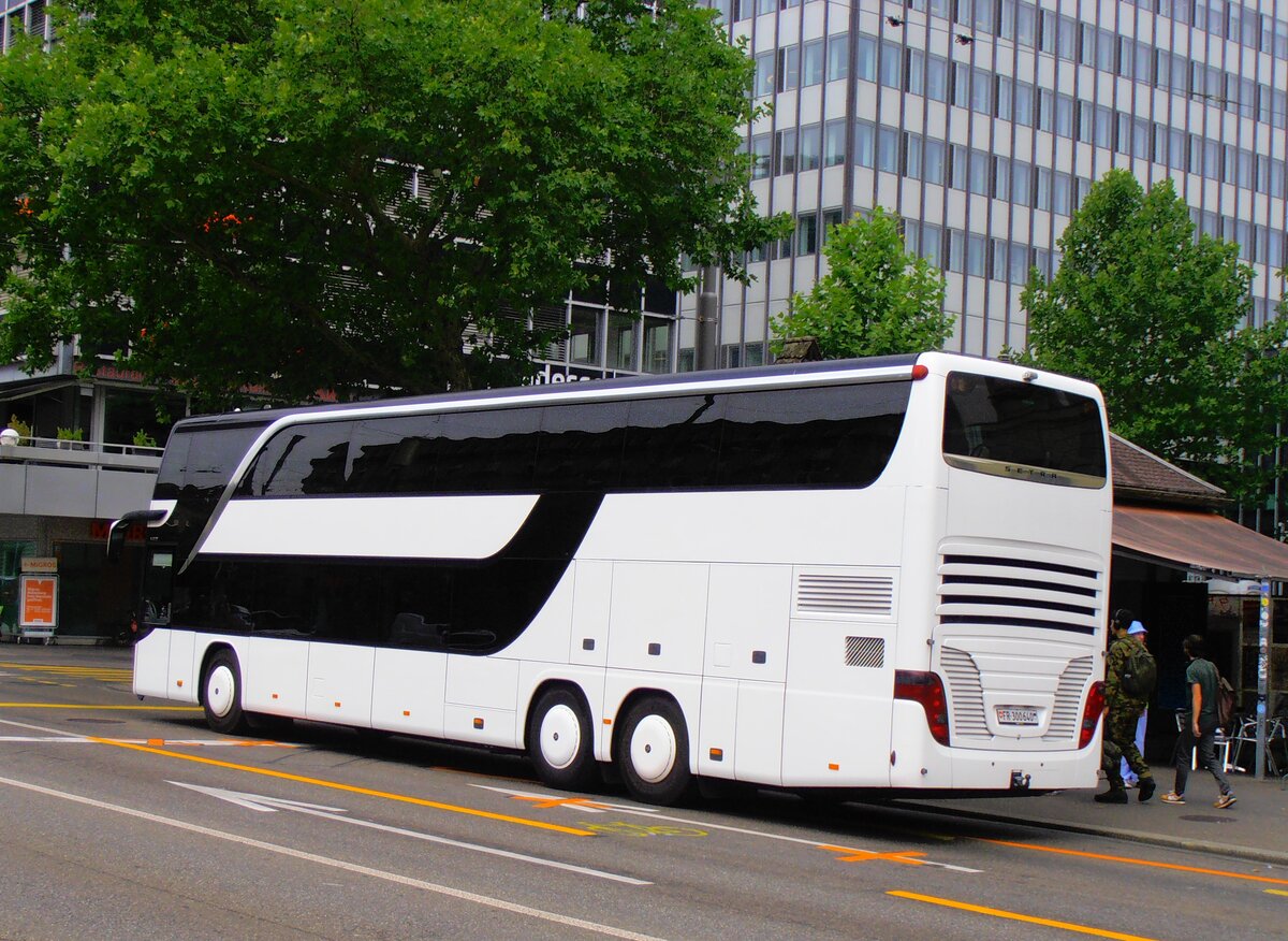 (277'505) - Intertours, Domdidier - FR 300'640 - Setra am 4. Juli 2025 beim Bahnhof Bern