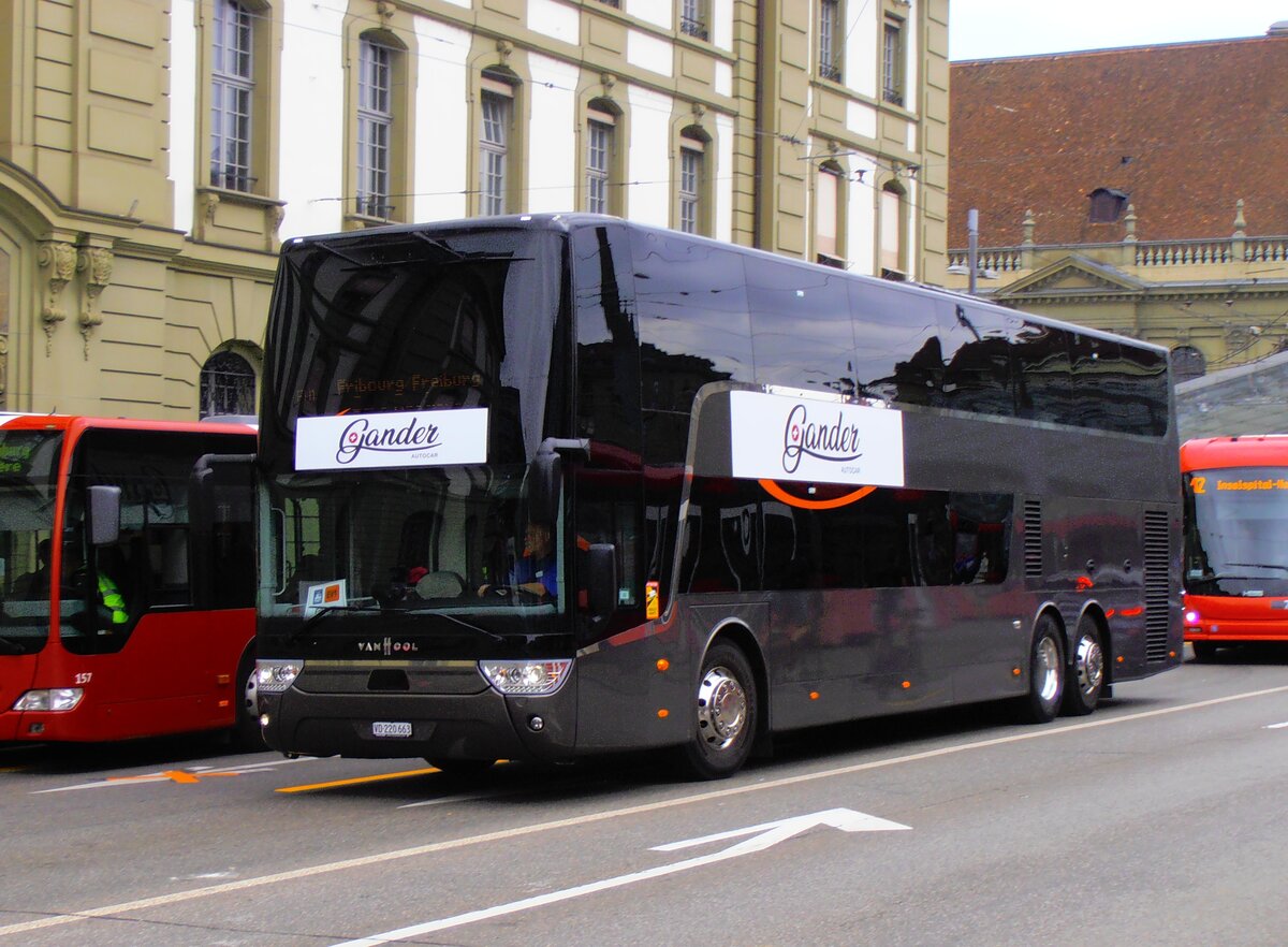 (277'515) - Gander, Ch�teau-d'Oex - VD 220'663 - Van Hool (ex Domo, Glattbrugg) am 4. Juli 2025 beim Bahnhof Bern