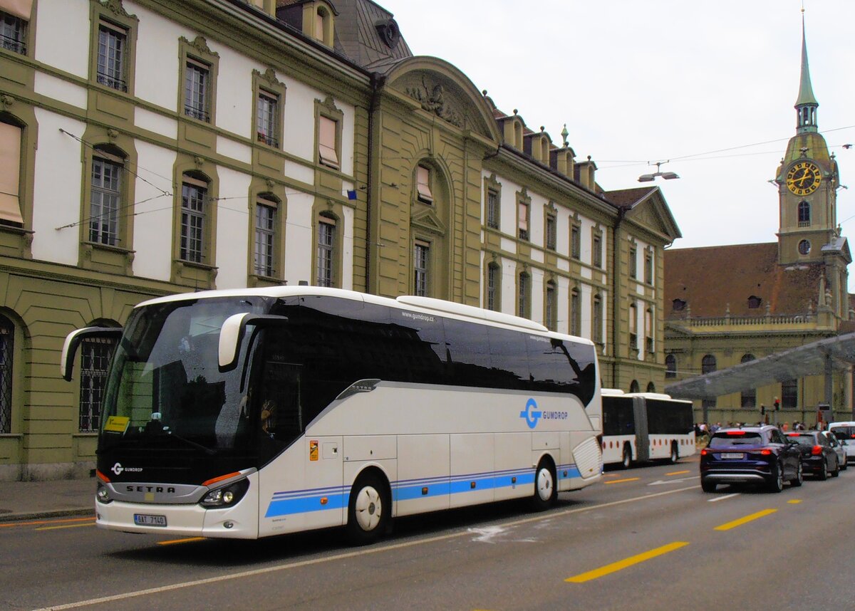 (277'520) - Aus Tschechien: Gumdrop, Praha - 6AT 7140 - Setra am 4. Juli 2025 beim Bahnhof Bern