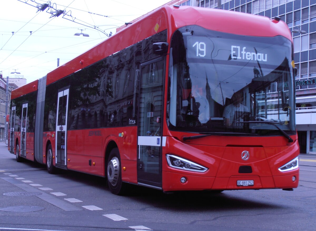 (277'634) - Bernmobil, Bern - Nr. 252/BE 881'252 -  eIrizar am 6. Juli 2025 beim Bahnhof Bern