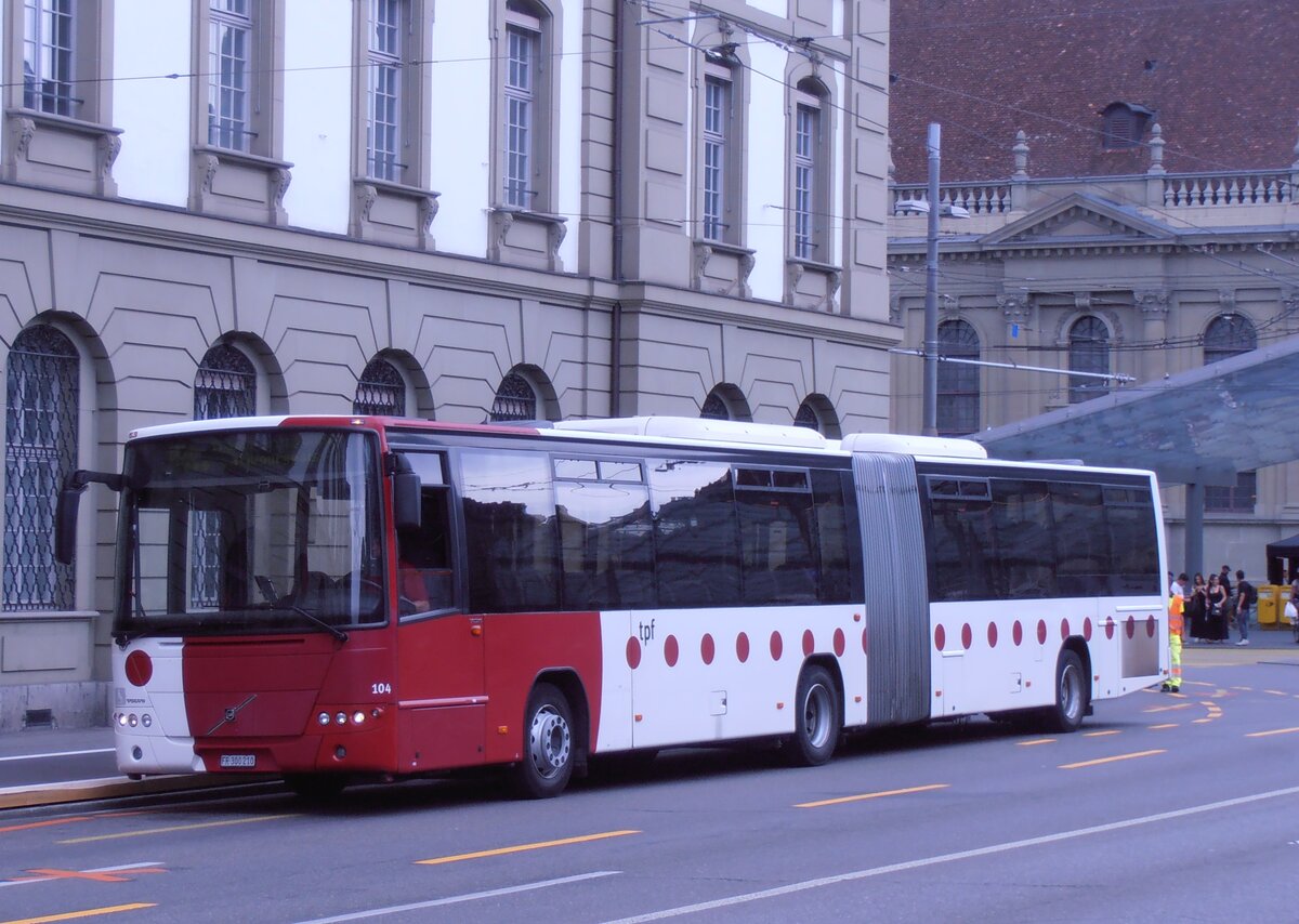 (277'653) - TPF Fribourg - Nr. 104/FR 300'210 - Volvo am 6. Juli 2025 beim Bahnhof Bern