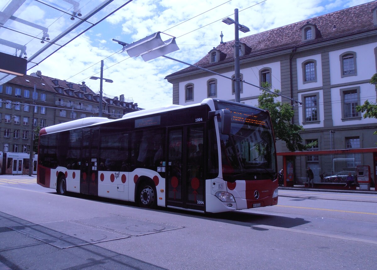 (277'670) - TPF Fribourg - Nr. 1004/FR 300'246 - Mercedes am 7. Juli 2025 beim Bahnhof Bern