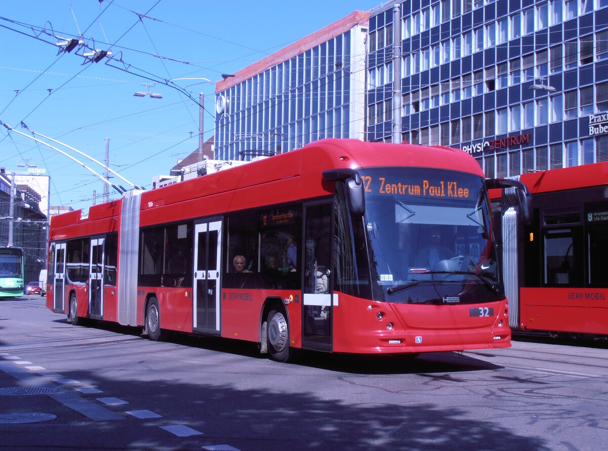 (277'711) - Bernmobil, Bern - Nr. 32 - Hess/Hess Gelenktrolleybus am 9. Juli 2025 beim Bahnhof Bern