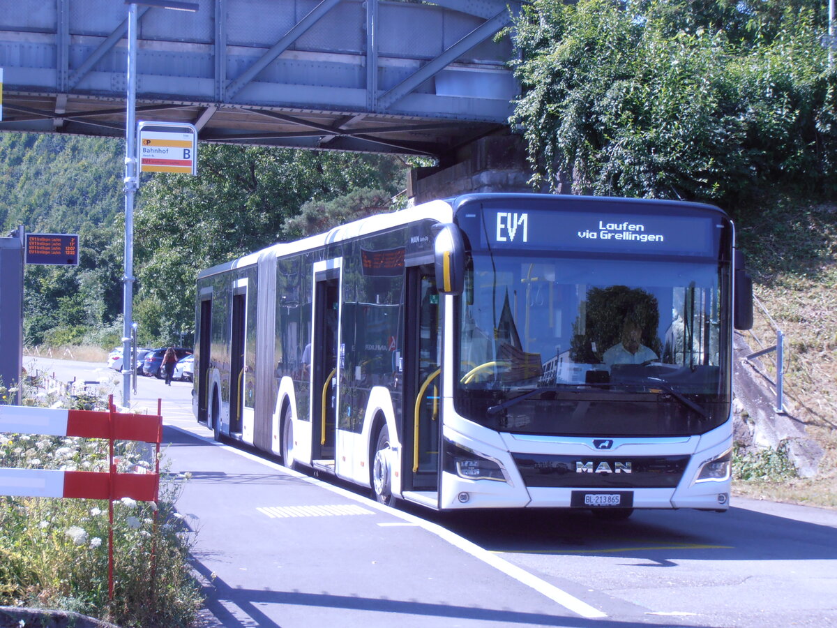 (277'765) - PostAuto Nordschweiz - BL 213'865/PID 12'416 - MAN (ex RSVG Troisdorf/D Nr. 2813) am 11. Juli 2025 beim Bahnhof Aesch
