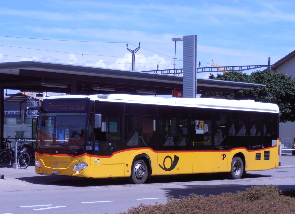 (277'794) - CarPostal Ouest - VD 1003/PID 10'529 - Mercedes (ex TPB, S�deilles) am 12. Juli 2025 beim Bahnhof Avenches