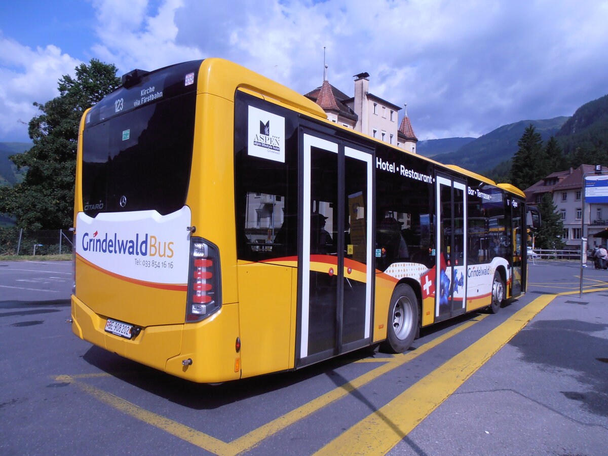 (277'842) - GrindelwaldBus, Grindelwald - Nr. 202/BE 908'202 - Mercedes am 15. Juli 2025 beim Bahnhof Grindelwald