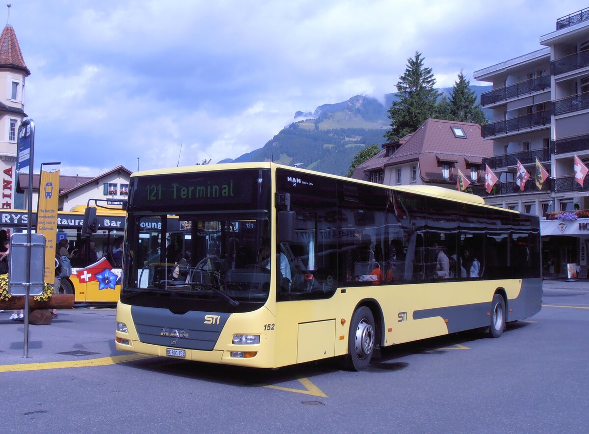 (277'843) - STI Thun - Nr. 152/BE 801'152 - MAN am 15. Juli 2025 beim Bahnhof Grindelwald