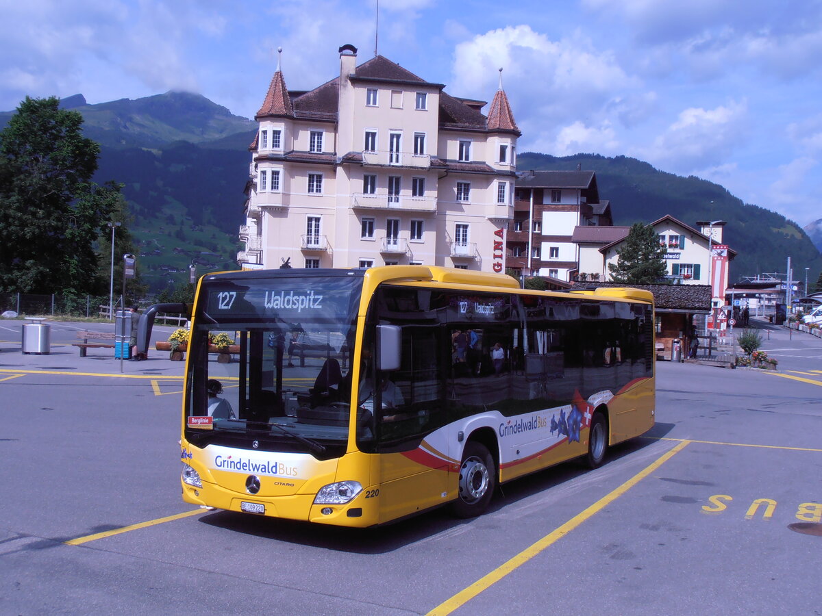 (277'845) - GrindelwaldBus, Grindelwald - Nr. 220/BE 109'220 - Mercedes am 15. Juli 2025 beim Bahnhof Grindelwald