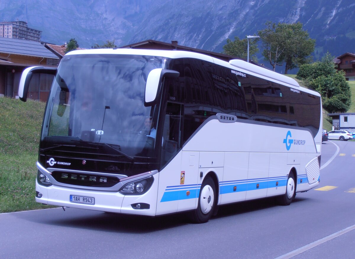(277'865) - Aus Tschechien: Gumdrop, Praha - 1AH R943 - Setra am 15. Juli 2025 in Grindelwald, Terminal