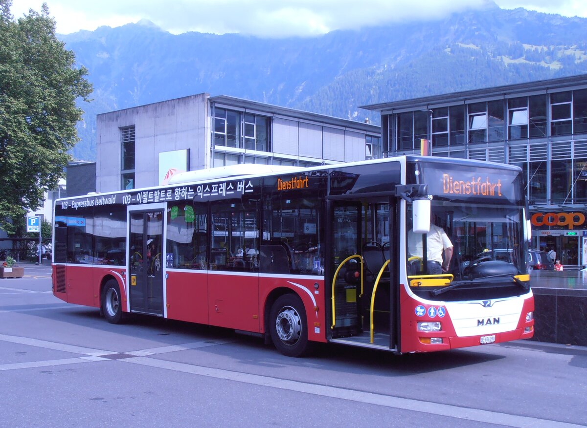 (277'871) - PostAuto Bern - BE 654'090/PID 12'339 - MAN (ex Dr. Richard, A-Wien Nr. 1419) am 15. Juli 2025 beim Bahnhof Interlaken Ost