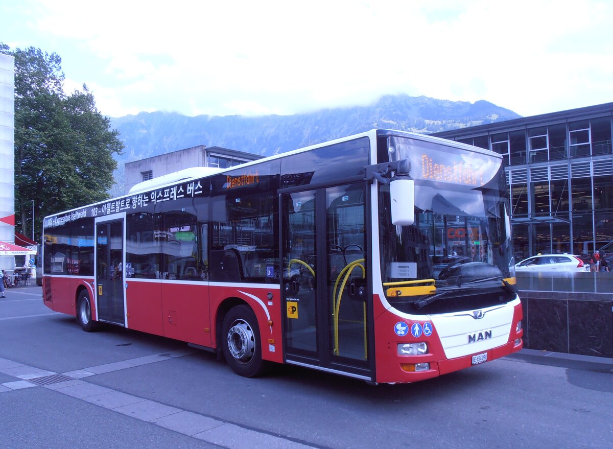 (277'872) - PostAuto Bern - BE 654'090/PID 12'339 - MAN (ex Dr. Richard, A-Wien Nr. 1419) am 15. Juli 2025 beim Bahnhof Interlaken Ost