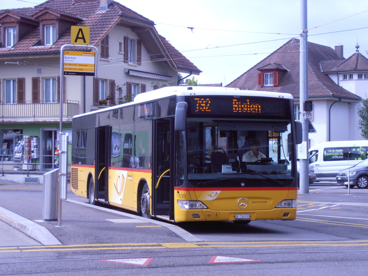 (277'880) - PostAuto Bern - Nr. 535/BE 734'535/PID 5418 - Mercedes am 17. Juli 2025 beim Bahnhof Worb Dorf