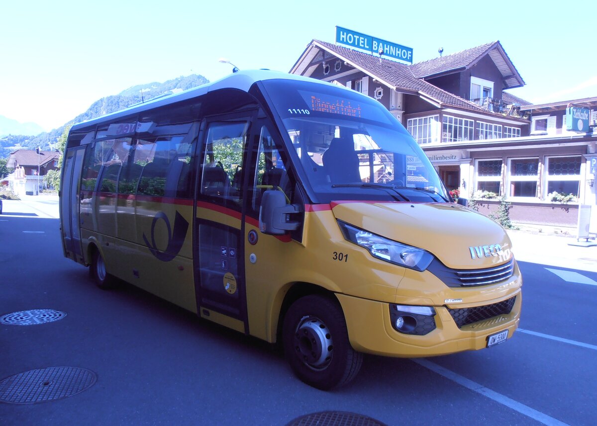(277'927) - PostAuto Zentralschweiz - Nr. 301/OW 5300/PID 11'110 - Iveco/Rosero (ex HW Kleinbus, Giswil) am 18. Juli 2025 beim Bahnhof Giswil