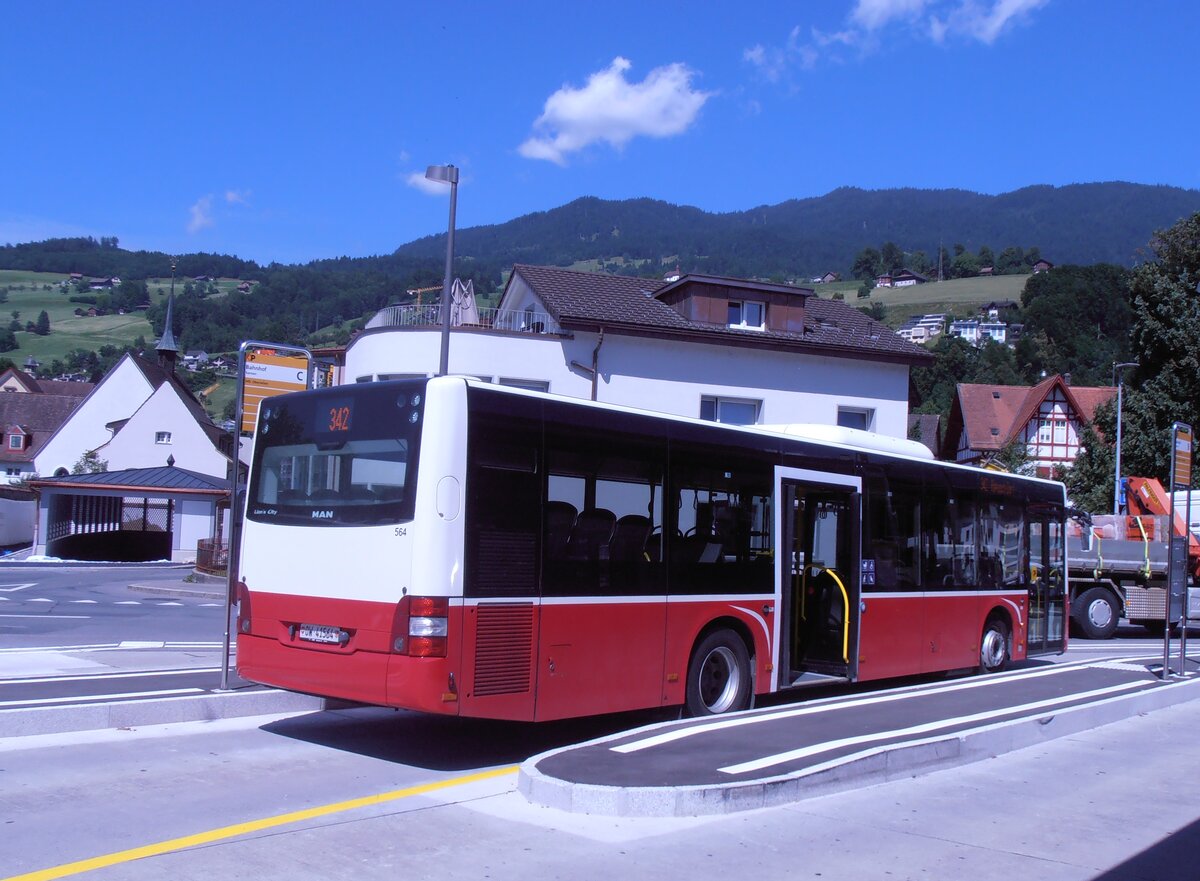 (277'928) - PostAuto Zentralschweiz - Nr. 564/OW 41'564/PID 12'449 - MAN (ex Dr. Richard, A-Wien Nr. 1427) am 18. Juli 2025 beim Bahnhof Sarnen