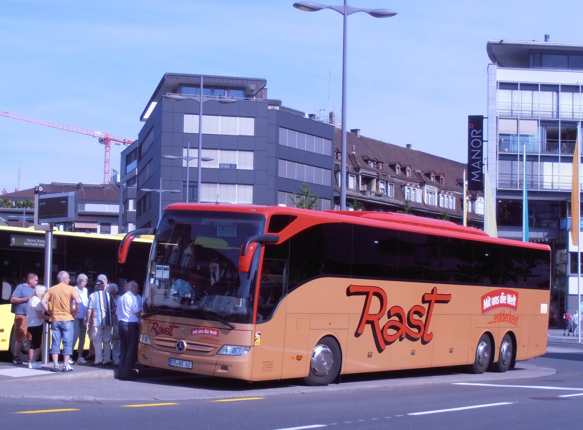 (277'970) - Aus Deutschland: Rast, Hartheim - FR-AR 62 - Mercedes am 19. Juli 2025 beim Bahnhof Thun