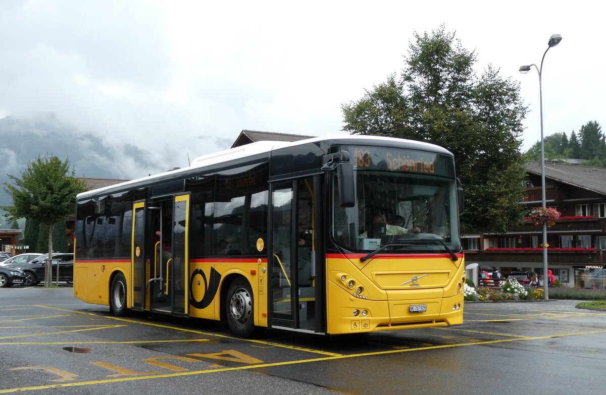 (278'072) - PostAuto Bern - BE 707'929/PID 10'535 - Volvo (ex K�bli, Gstaad) am 26. Juli 2025 beim Bahnhof Gstaad