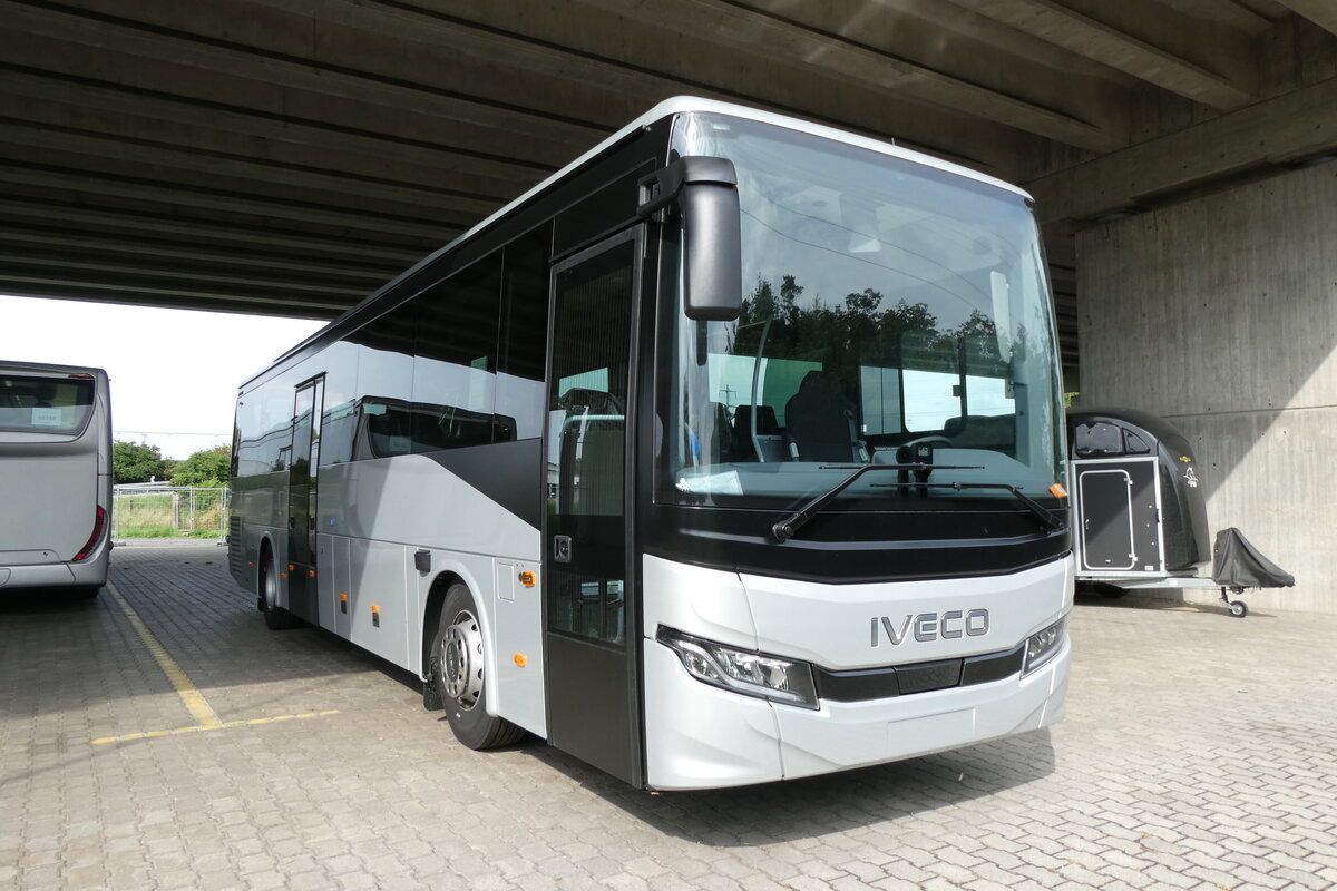 (278'128) - Taxi Romontois, Romont - (68'409) - Iveco am 27. Juli 2025 in Kerzers, Murtenstrasse