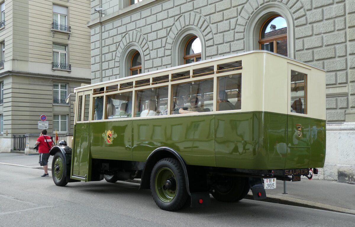(278'273) - SVB Bern (Bernmobil historique) - Nr. 5/BE 29'005 - Saurer am 1. August 2025 in Bern, Bundeshaus