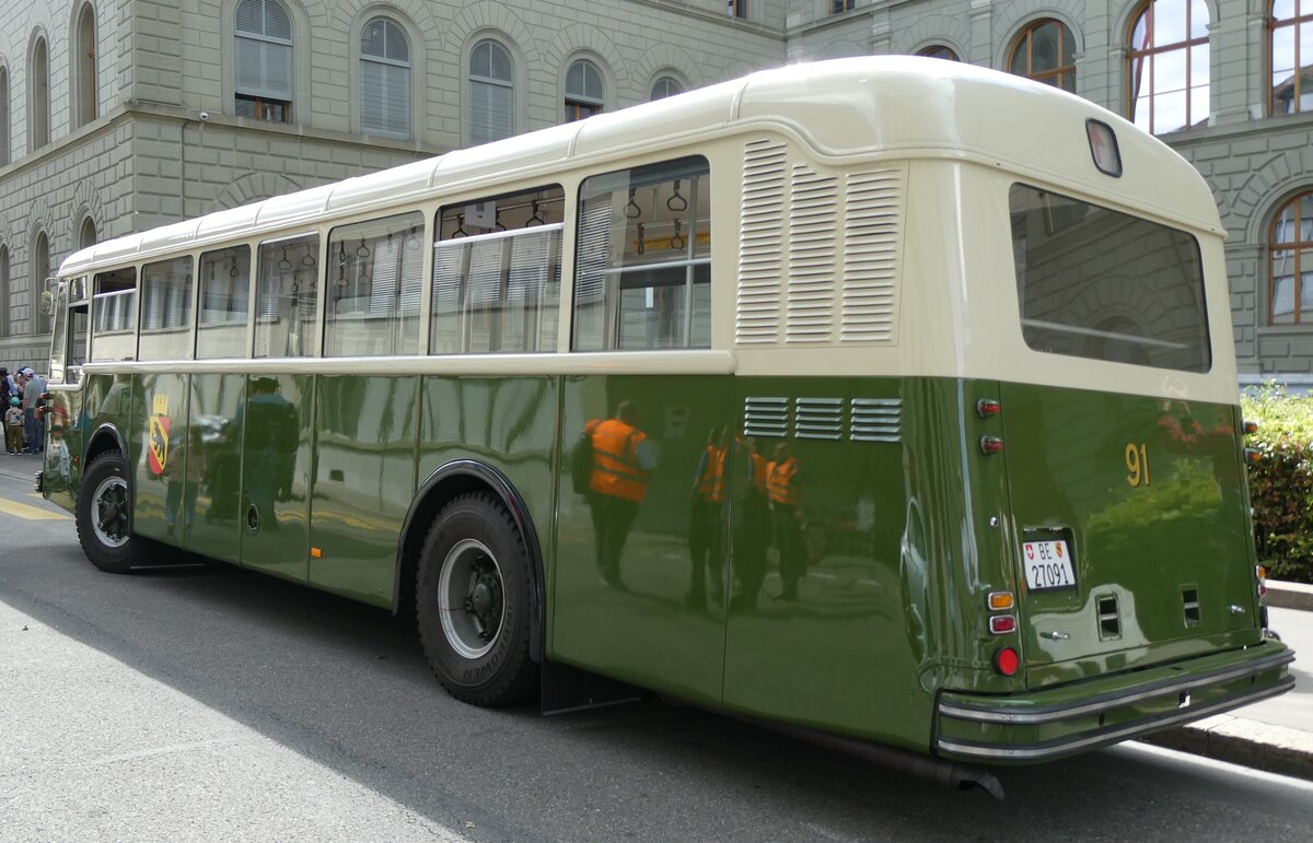 (278'275) - SVB Bern (Bernmobil historique) - Nr. 91/BE 27'091 - Saurer/R&J am 1. August 2025 in Bern, Bundeshaus