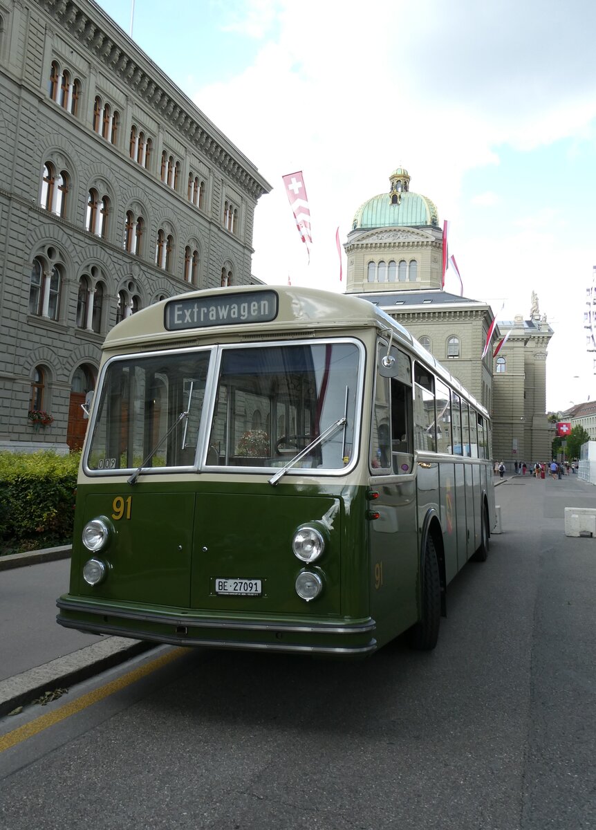 (278'279) - SVB Bern (Bernmobil historique) - Nr. 91/BE 27'091 - Saurer/R&J am 1. August 2025 in Bern, Bundeshaus